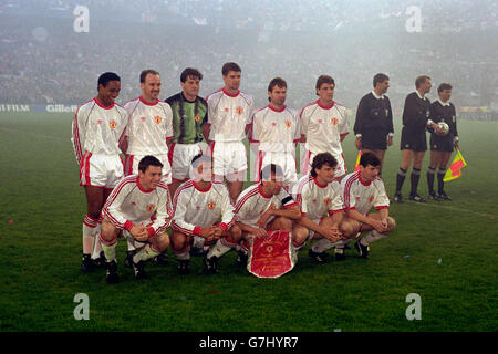 Fußball - Finale der Europapokal-Pokalsieger - Manchester United gegen Barcelona - Feyenoord Stadion, Rotterdam. UNITED LINE-UP VOR DEM START DES SPIELS MANCHESTER UNITED GEGEN BARCELONA EUROPEAN CUP SIEGER CUP ROTTERDAM Z4 Stockfoto