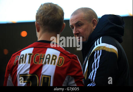 Fußball - Sky Bet Championship - Wolverhampton Wanderers gegen Brentford - Molineux. Brentford-Manager Mark Warburton spricht mit Brentfords Alex Pritchard während des Sky Bet Championship-Spiels in Molineux, Wolverhampton. Stockfoto