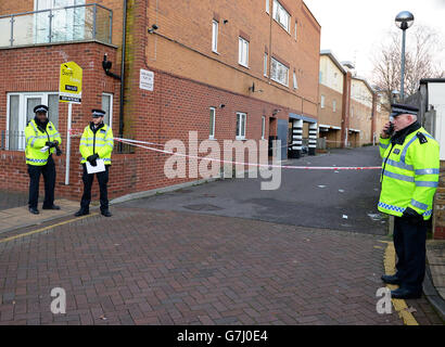 Polizei in der Nähe der Szene in Richmond Road, Redbridge, nachdem ein Mann starb und ein anderer in Gewahrsam war, nachdem er in den frühen Morgenstunden in der Nordost-Londoner Straße erstochen hatte. Stockfoto