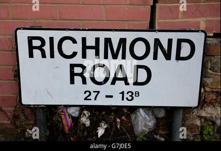 Schilder in der Nähe der Szene in Richmond Road, Redbridge, nachdem ein Mann gestorben war und ein anderer in Gewahrsam war, nachdem er in den frühen Morgenstunden in der Nordost-Londoner Straße erstochen hatte. Stockfoto