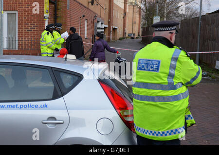 Polizei in der Nähe der Szene in Richmond Road, Redbridge, nachdem ein Mann starb und ein anderer in Gewahrsam war, nachdem er in den frühen Morgenstunden in der Nordost-Londoner Straße erstochen hatte. Stockfoto