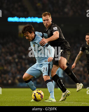 Scott Arfield von Burnley (rechts) und David Silva von Manchester City (links) kämpfen während des Spiels der Barclays Premier League im Etihad Stadium in Manchester um den Ball. Stockfoto