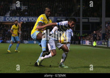 Yannick Bolasie im Crystal Palace. (Links) kämpft um den Ballbesitz mit Mauricio Isla der Queens Park Rangers, (rechts) während des Barclays Premier League-Spiels in der Loftus Road, London. Stockfoto