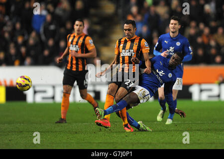 Ahmed Elmohamady von Hull City (links) wird von Jeff Schlupp von Leicester City während des Spiels der Barclays Premier League im KC Stadium, Hull, angegangen. Stockfoto