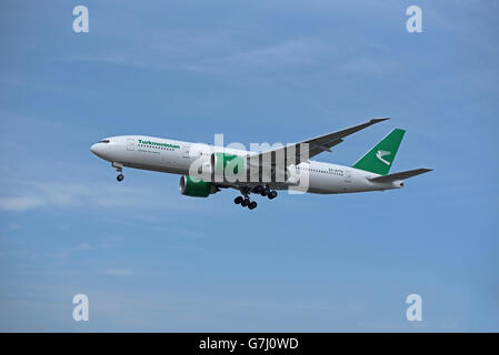 Eine Boeing 777-200LR Turkmenistan Airlines Flug London Heathrow nähert. SCO 10.474 Stockfoto