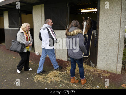 Pferderennen - 2014 William Hill Winter Festival - Tag 1 - Kempton Park. Leanne Clarkson von Kempton Park's Twitter während William Hill's Meet and Greet mit Kauto Star in seinem Stall im Kempton Park. Stockfoto