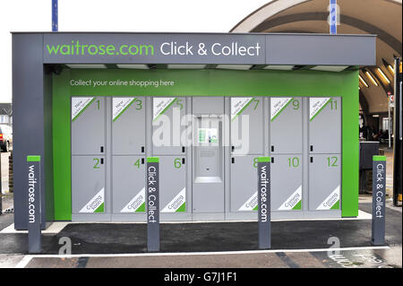 A Waitrose click and Collect Umkleidekabinen-Station, befindet sich auf dem Parkplatz der Londoner U-Bahn-Station Newbury Park im Osten Londons. Stockfoto