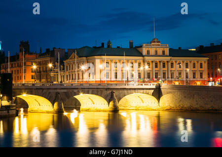 Malerische Nachtansicht des beleuchteten alten Norrbro Brücke In Stockholm, Schweden Stockfoto