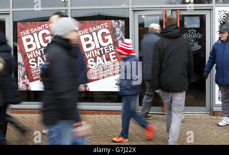 Fußballfans aus Southampton kommen zum Megastore des Clubs, um sich im Winter zu einem großen Winterverkauf zu versammeln, da sich das Transferfenster im Januar öffnet und vor dem Spiel der Barclays Premier League gegen Arsenal im St. Mary's Stadium in Southampton. Stockfoto