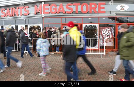 Fußballfans aus Southampton kommen zum Megastore des Clubs, um sich im Winter zu einem großen Winterverkauf zu versammeln, da sich das Transferfenster im Januar öffnet und vor dem Spiel der Barclays Premier League gegen Arsenal im St. Mary's Stadium in Southampton. Stockfoto