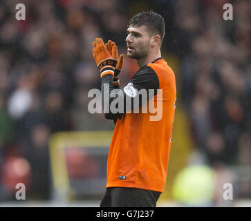 Nadir Ciftci von Dundee United begrüßt Fans während des Spiels der schottischen Premiership im Tannadice Park in Dundee. Stockfoto