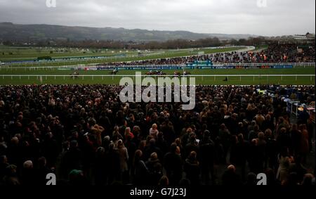 Rolling Maul von Sean Bowen geritten gewinnt die BetBright Casino Handicap Hürdenlauf auf Cheltenham Racecourse, Cheltenham. Stockfoto