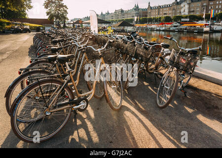 Stockholm, Schweden - 30. Juli 2014: Zeile der Stadt Fahrräder Bikes für Miete auf Bürgersteig geparkt. Fahrräder Fahrräder Stockfoto