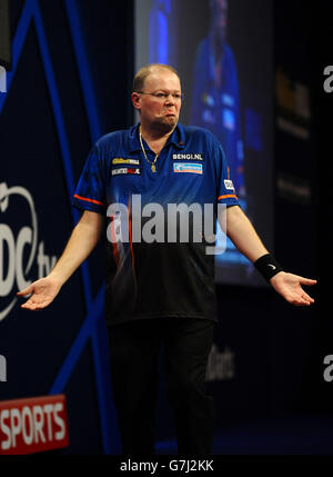 Raymond van Barneveld feiert den siebte Satz während seines Spiels mit Stephen Bunting während der William Hill World Darts Championship im Alexandra Palace, London. Stockfoto