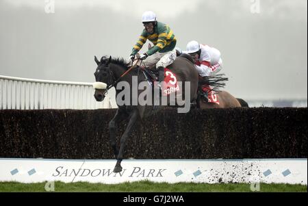 -32Red Regattatag - Sandown Park Pferderennbahn Stockfoto