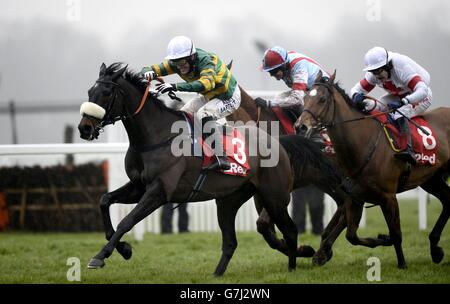 Mr Mole wird von dem Jockey Tony McCoy (links) geritten und führt das Feld an, nachdem er den letzten Sprung gemacht hat, um die Handicap Chase 32RedSport.com während des 32Red Day auf der Sandown Park Racecourse in Surrey zu gewinnen. Stockfoto