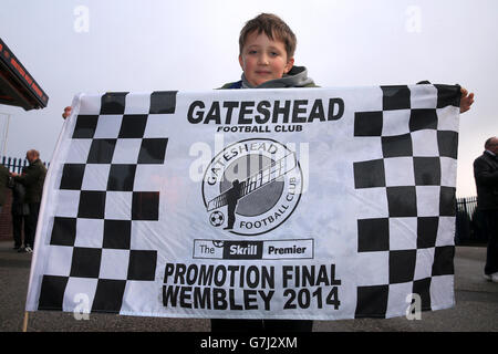 Fußball - FA Cup - Dritte Runde - West Bromwich Albion gegen Gateshead - The Hawthorns. Gateshead-Fan John Bone hält eine Flagge vor den Hawthorns, bevor das Spiel der dritten Runde des FA Cup im Hawthorns, West Bromwich, ausgetragen wird. Stockfoto