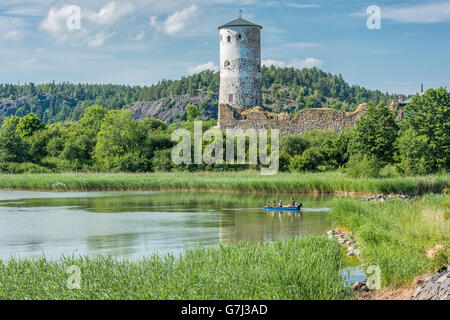 Die Bucht von Slatbaken und Hamnkrog Burg Mittsommer in Schweden. Stockfoto