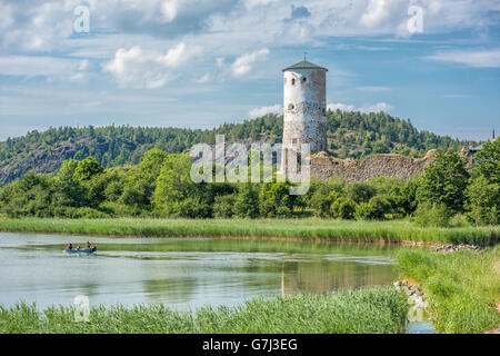 Die Bucht von Slatbaken und Hamnkrog Burg Mittsommer in Schweden. Stockfoto