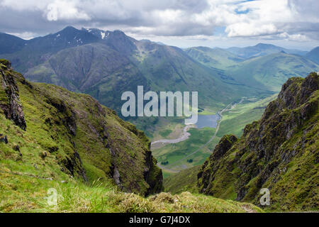 Blick von meall Dearg Berghang auf Aonach Eagach Bergkamm oberhalb von Glen Coe in den schottischen Highlands. Glencoe Lochaber Highland Schottland Großbritannien Stockfoto