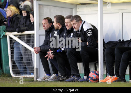 (L-R) Birmingham City's Assistant Manager Kevin Summerfield, Manager Gary Rowett, Torwarttrainer Kevin Poole und First Team Coach Mark Sale auf der Bank im Croft Park Stockfoto