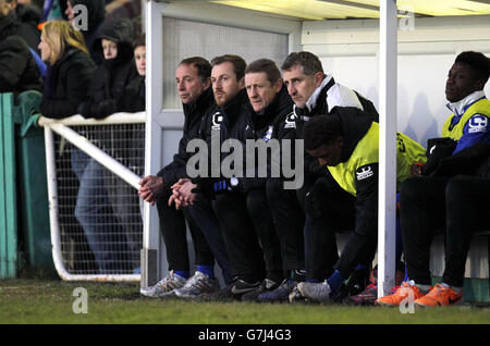 (L-R) Birmingham City's Assistant Manager Kevin Summerfield, Manager Gary Rowett, Torwarttrainer Kevin Poole und First Team Coach Mark Sale auf der Bank im Croft Park Stockfoto