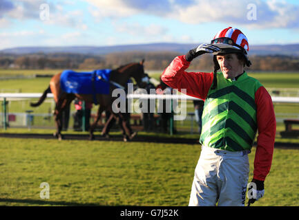 Jockey Tony McCoy im Paradering, bevor er Relic Rock auf den 3. Platz in der Stella Artois Maiden Hürde auf der Bangor-on-Dee Racecourse, Bangor-on-Dee, ritt. Stockfoto