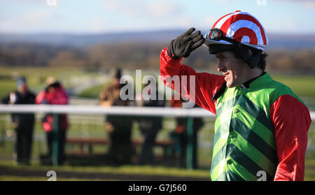 Jockey A.P Tony McCoy im Paradering, bevor er Relic Rock auf den 3. Platz in der Stella Artois Maiden Hürde auf der Bangor-on-Dee Racecourse, Bangor-on-Dee, ritt. Stockfoto