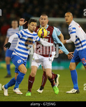 Mauro Zarate von Queens Park Rangers gewinnt den Ball vor David Jones von Burnley während des Barclays Premier League-Spiels in Turf Moor, Burnley. Stockfoto