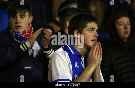 Oldham Fans auf den Tribünen während des Sky Bet League One Spiels im SportsDirect.com Park, Oldham. DRÜCKEN SIE VERBANDSFOTO. Bilddatum: Samstag, 10. Januar 2015. Siehe PA Geschichte FUSSBALL Oldham. Bildnachweis sollte lauten: Lynne Cameron/PA Wire. Stockfoto