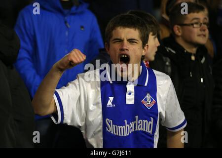 Oldham Fans auf den Tribünen während des Sky Bet League One Spiels im SportsDirect.com Park, Oldham. Stockfoto