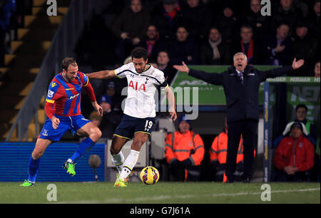 Crystal Palace Manager Alan Pardew sieht zu, wie Glenn Murray (links) von Crystal Palace und Mousa Dembele von Tottenham Hotspur während des Barclays Premier League Spiels im Selhurst Park, London, um den Ball kämpfen. Stockfoto