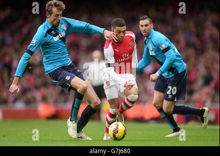 Fußball - Barclays Premier League - Arsenal gegen Stoke City - Emirates Stadium. Alex Oxlade-Chamberlain von Arsenal (rechts) und Peter Crouch von Stoke City (links) kämpfen um den Ball. Stockfoto