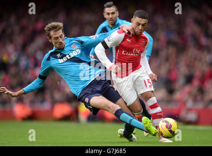 Fußball - Barclays Premier League - Arsenal gegen Stoke City - Emirates Stadium. Alex Oxlade-Chamberlain von Arsenal (rechts) und Peter Crouch von Stoke City (links) kämpfen um den Ball. Stockfoto