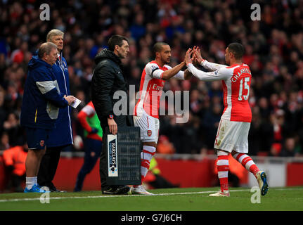 Alex Oxlade-Chamberlain von Arsenal wird während des Spiels der Barclays Premier League im Emirates Stadium in London durch Theo Walcott ersetzt. Stockfoto