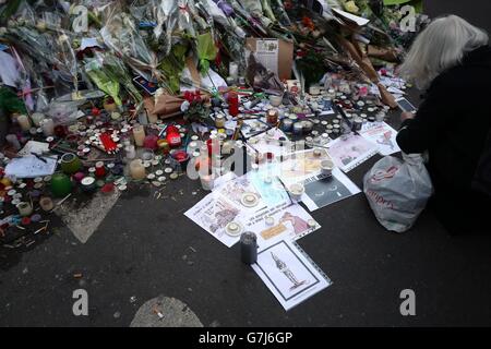 Tribute in der Nähe der Büros des satirischen Magazins Charlie Hebdo, als Dutzende von Weltführern einen trotzigen marsch durch Paris, Frankreich, im Gefolge der Terroranschläge führten. Stockfoto