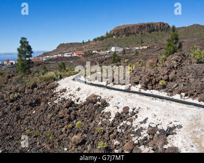 Teneriffa-Kanarische Inseln-Spanien, konkrete Freiwasser-Kanal in der Nähe von Arguayo durch Lava Felder mit Wasser auf die Felder Stockfoto