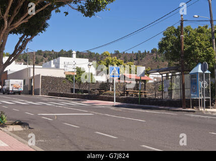 Hauptstraße im Dorf Arguayo, Teneriffa-Kanarische Inseln-Spanien, Bushaltestelle und Rastplatz an einem sonnigen Tag Stockfoto