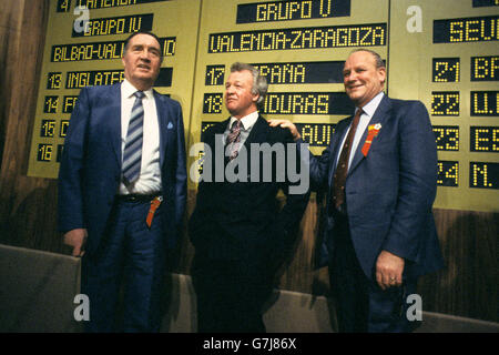 Die Manager der drei Heimatländer, die an der WM 1982 bei der Auslosung in Madrid teilnehmen. (l-r) Schottland Manager Jock Stein, Nordirland Manager Billy Bingham und England Manager Ron Greenwood. Die Auslosung musste erneut durchgeführt werden, nachdem festgestellt wurde, dass keiner der kleinen Fußbälle, in denen die Namenszettel untergebracht waren, Slips für Chile oder Peru hatte. Schottland wurde auch in der falschen Gruppe platziert und einer der Käfige, in denen die Bälle eingeklemmt waren. Stockfoto