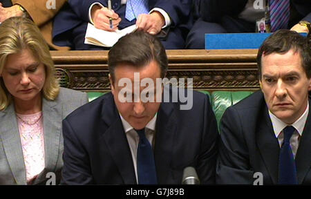 Premierminister David Cameron, flankiert von der internationalen Entwicklungsministerin Justine Greening und Bundeskanzler George Osborne, während der Fragen des Premierministers im Unterhaus, London. Stockfoto