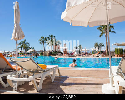 Traumurlaub für viele blasse britische Urlauber, eine Liege am Pool in Teneriffa-Kanarische Inseln-Spanien mit klaren blauen Himmel Stockfoto