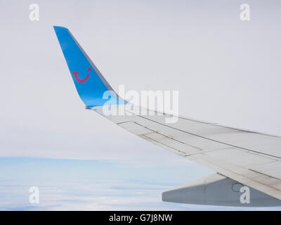 Blended Winglet auf ein Flugzeug Boing lächelnd TUI-Logo in blau und rot, die Passagiere zu oder von einem verpackten Urlaub Stockfoto