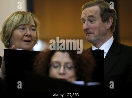 Enda Kenny tritt Sternsinger Stockfoto