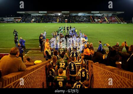 Worcester City und Scunthorpe United nehmen das Feld für das Spiel der zweiten Runde des FA Cup in Aggborough, Kidderminster, ein. Stockfoto