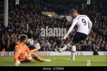 Roberto Soldado von Tottenham Hotspur erzielt das vierte Tor seines Spielers im Capital One Cup Quarter Final in der White Hart Lane, London. DRÜCKEN Sie VERBANDSFOTO. Bilddatum: Mittwoch, 17. Dezember 2014. Siehe PA Geschichte FUSSBALL Tottenham. Bildnachweis sollte lauten: Nick Potts/PA Wire. Stockfoto