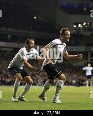 Harry Kane von Tottenham Hotspur (rechts) feiert das dritte Tor seiner Mannschaft mit seinem Teamkollegen Andros Townsend (links) während des Capital One Cup Quarter Final Matches in der White Hart Lane, London. DRÜCKEN SIE VERBANDSFOTO. Bilddatum: Mittwoch, 17. Dezember 2014. Siehe PA Geschichte FUSSBALL Tottenham. Das Foto sollte lauten: Nick Potts/PA Wire. EINSCHRÄNKUNGEN: Nur für redaktionelle Zwecke. Maximal 45 Bilder während eines Matches. Keine Videoemulation oder Promotion als „live“. Keine Verwendung in Spielen, Wettbewerben, Werbeartikeln, Wetten oder Einzelclub-/Spielerdiensten. Keine Verwendung mit inoffiziellen Audio-, Video-, Daten-, Einspannungen oder Stockfoto