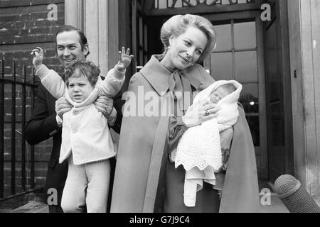 Prinz und Prinzessin Michael von Kent mit Lord Frederick Windsor und ihrem neuen Baby Lady Gabriella Windsor. Stockfoto