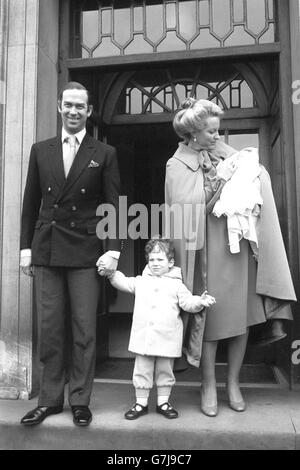 Prinz und Prinzessin Michael von Kent mit Lord Frederick Windsor und ihrem neuen Baby Lady Gabriella Windsor. Stockfoto