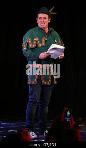 Shane Richie tritt während der Christian O'Connell Absolute Radio Breakfast Show Pantomime im Leicester Square Theatre, London, auf der Bühne auf. Stockfoto