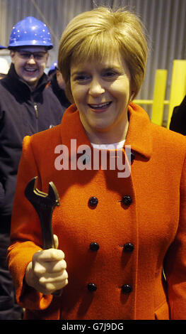 Die erste Ministerin Nicola Sturgeon beginnt mit dem Bau einer Hybridfähre bei Ferguson Marine Engineering in Port Glasgow. Stockfoto